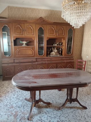 Mesa de comedor de madera antigua y mueble