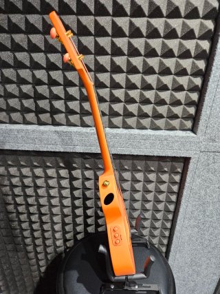 Ukelele Enya Nova UE/OR Naranja Eléctrico