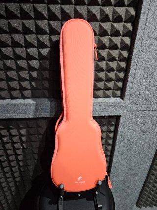 Ukelele Enya Nova UE/OR Naranja Eléctrico