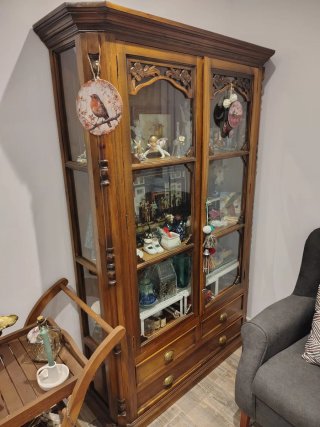 Vitrina de madera con puertas de cristal