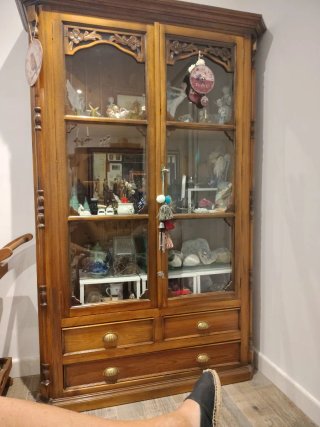 Vitrina de madera con puertas de cristal