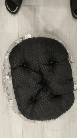 Cama para gato con estampado de gatitos