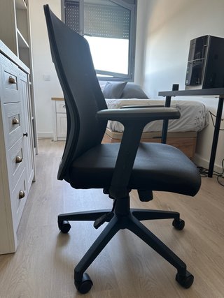 Silla ergonómica con ruedas