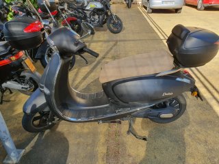Moto Scooter Eléctrica Negra y Marrón