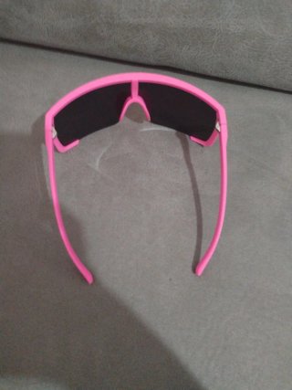 Gafas de sol deportivas rosas y espejadas