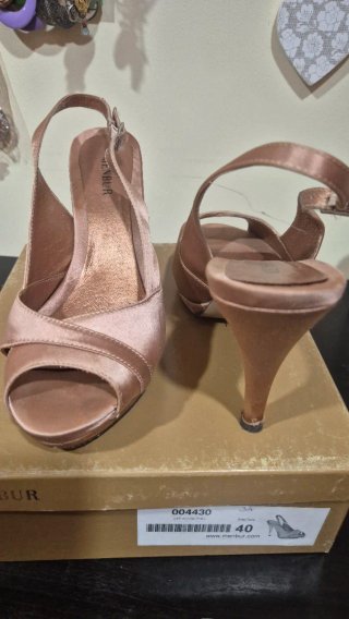 Zapatos de fiesta tacón beige y oro