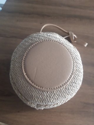 Bolso cilíndrico y Cinturón de rafia.