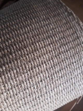 Bolso cilíndrico y Cinturón de rafia.