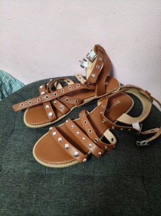 Sandalias Styleloop marrones tachuelas plateadas