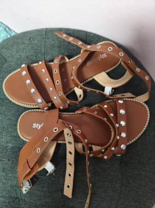 Sandalias Styleloop marrones tachuelas plateadas