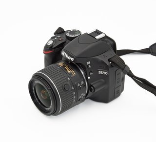 Nikon D3200 + Obiettivo Nikkor 18-55mm VR II