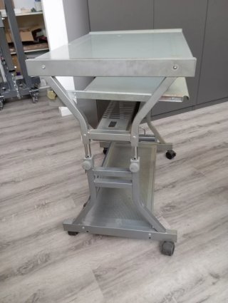 Mesa auxiliar metálica con ruedas