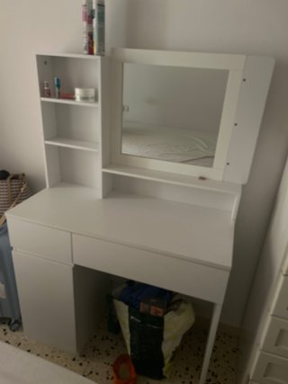 Tocador blanco con espejo y estantes