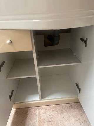 Mueble de baño beige con lavabo y encimera