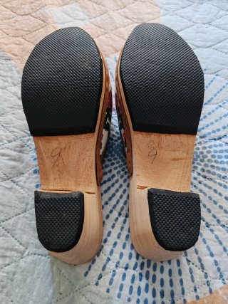 Zuecos de madera con flores