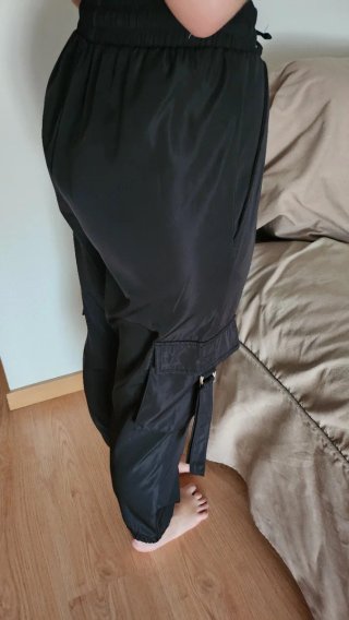 Jogger negro cargo con cordones