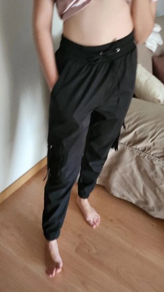 Jogger negro cargo con cordones