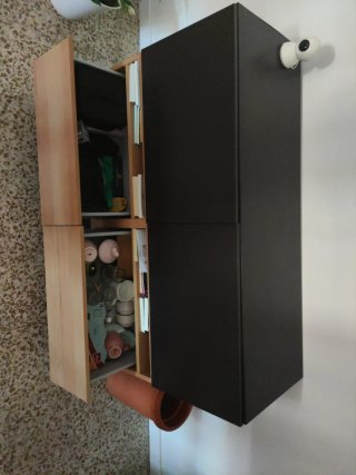 Mueble de madera y terracota