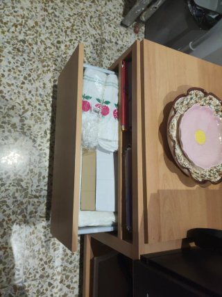 Mueble de madera y terracota