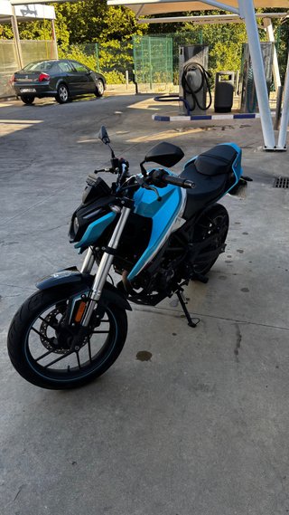Voge 125 R Azul y Blanca