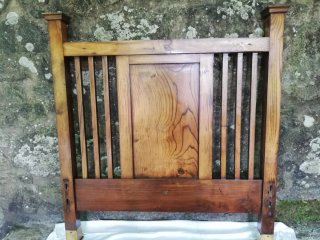 Cabecero y pie de cama de madera de castaño.