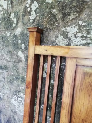Cabecero y pie de cama de madera de castaño.