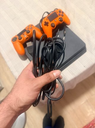PS4 Slim Nera + 2 Controller Arancioni