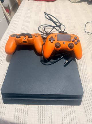PS4 Slim Nera + 2 Controller Arancioni