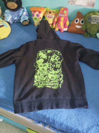 Sudadera negra con estampado