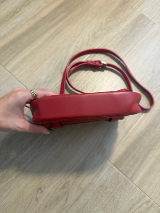 Precioso bolso rojo con detalles de leones dorados