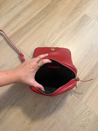 Precioso bolso rojo con detalles de leones dorados