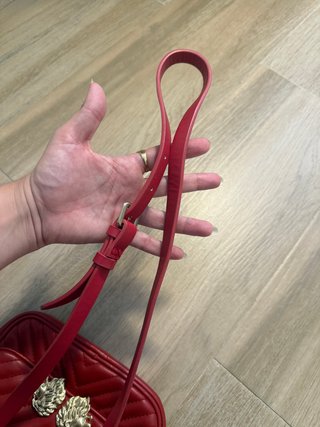 Precioso bolso rojo con detalles de leones dorados