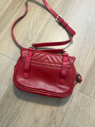 Precioso bolso rojo con detalles de leones dorados