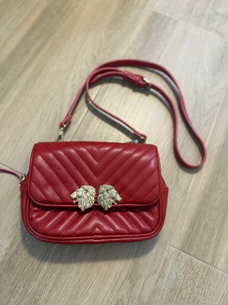 Precioso bolso rojo con detalles de leones dorados