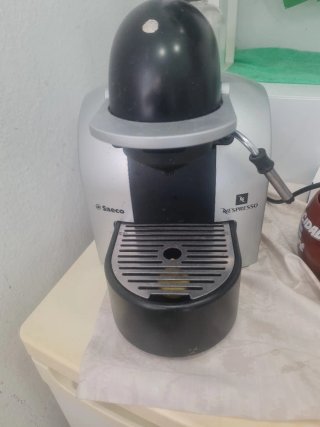 Cafetera Nespresso Saeco Plata