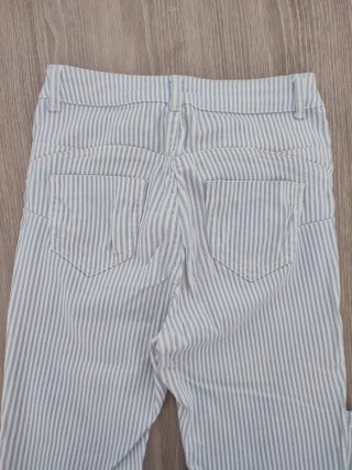Pantalones de rayas azules y blancas