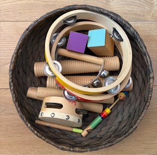 Cesta mimbre con instrumentos musicales madera