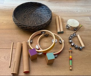 Cesta mimbre con instrumentos musicales madera
