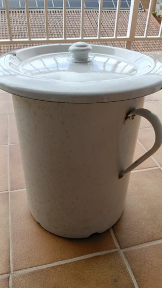 Recipiente esmaltado antiguo