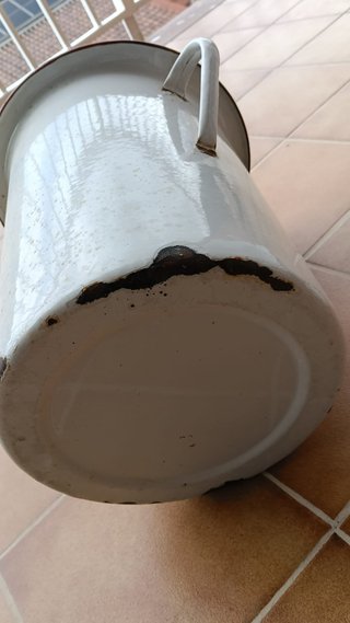 Recipiente esmaltado antiguo