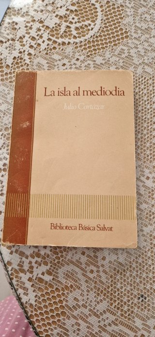 Libro de Julio Cortázar"la isla al mediodía"Salvat