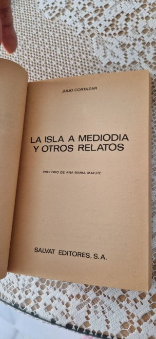 Libro de Julio Cortázar"la isla al mediodía"Salvat