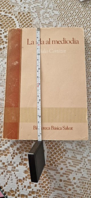 Libro de Julio Cortázar"la isla al mediodía"Salvat