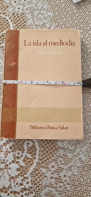Libro de Julio Cortázar"la isla al mediodía"Salvat