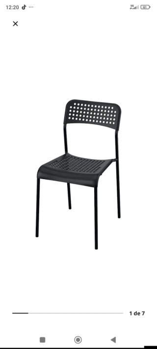 Mesa negra y 4 sillas de Ikea.