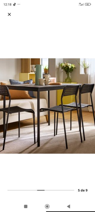 Mesa negra y 4 sillas de Ikea.