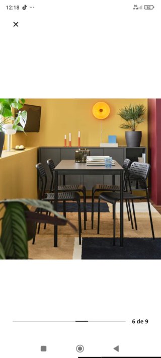 Mesa negra y 4 sillas de Ikea.
