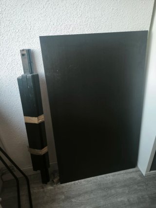 Mesa negra y 4 sillas de Ikea.