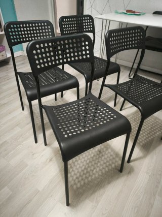 Mesa negra y 4 sillas de Ikea.