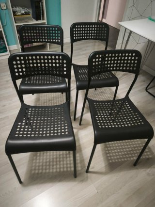 Mesa negra y 4 sillas de Ikea.